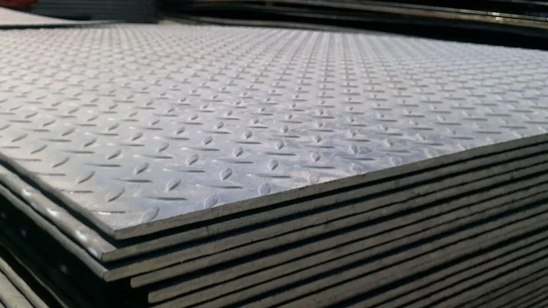 Лист рифленый чечевица  1.5х2 м  4 мм Ст3сп